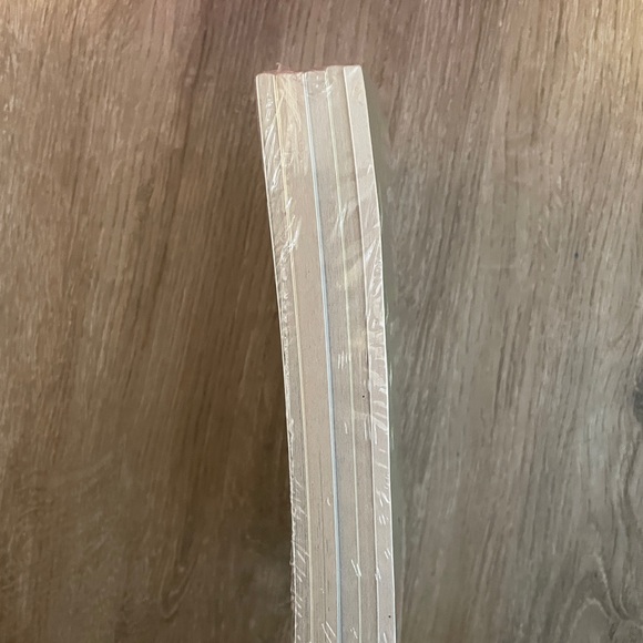 🌟BRAND NEW🌟- 5 Pack of Novels - Picture 4 of 5